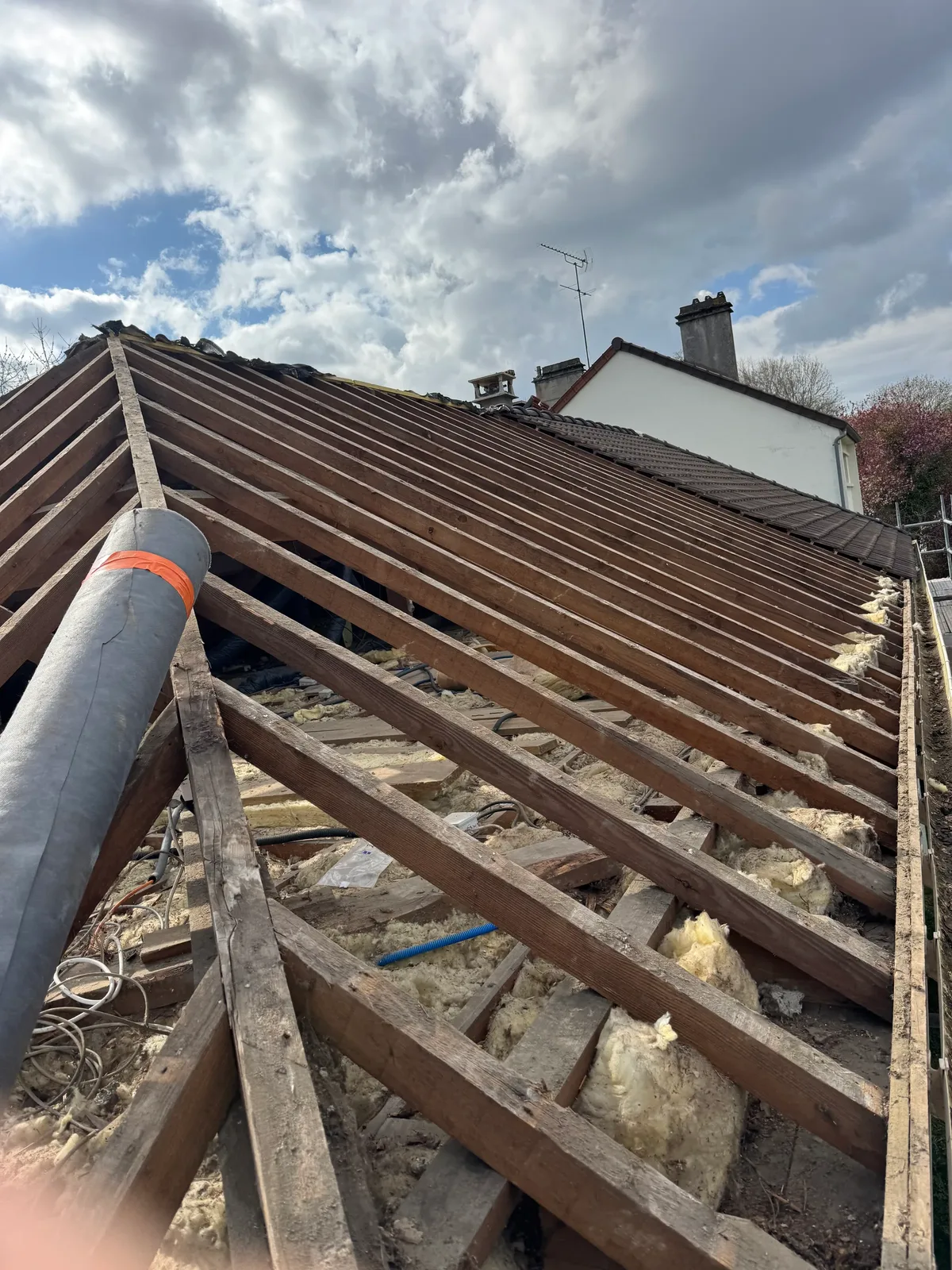 Charpente mise à nu lors d'une rénovation de toiture
