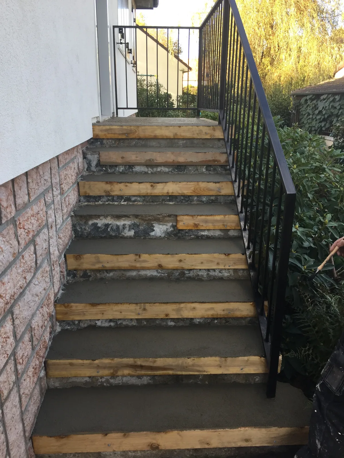 Escalier extérieur maçonné avec rampe