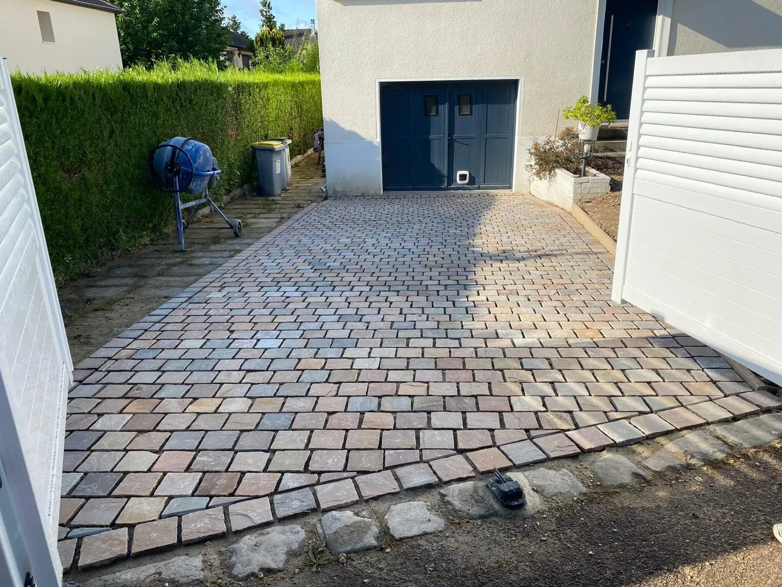 Cour pavée réalisée en maçonnerie
