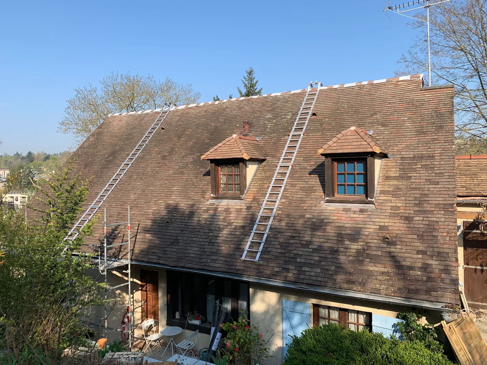 Toiture en tuiles neuves avec lucarnes rénovée dans les Yvelines
