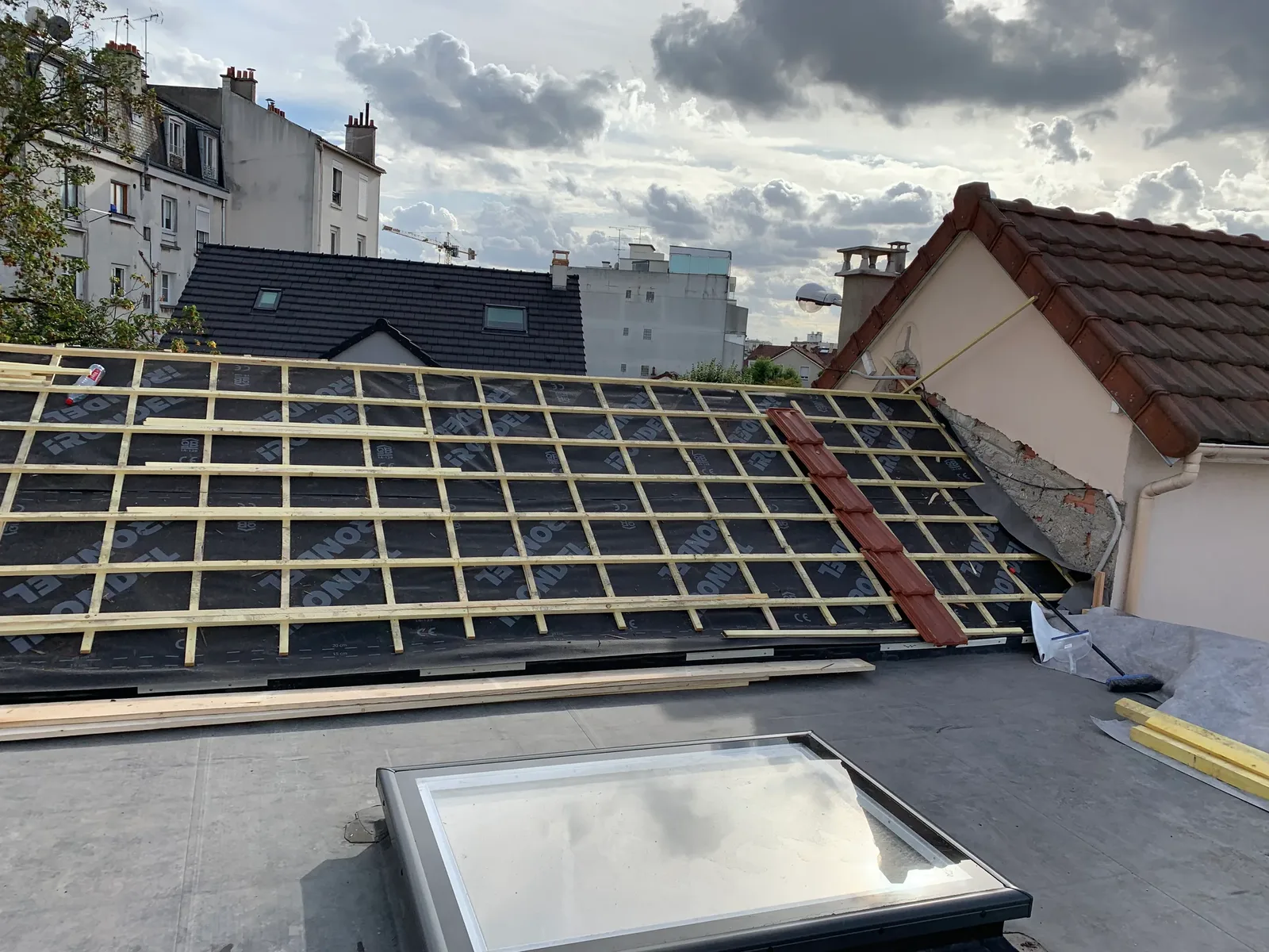 Toiture en cours de réfection après sinistre